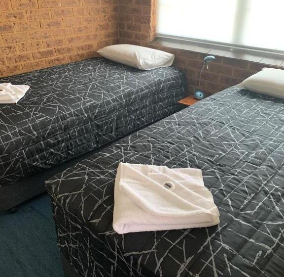 מוטל Colonial Motor Inn