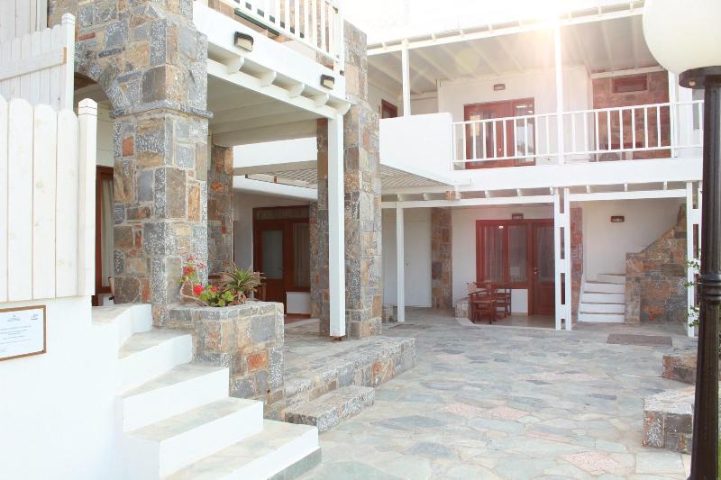 بنسيون Golden Grain Suites By Checkin