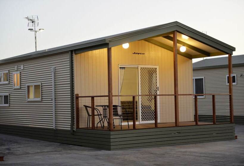 استراحتگاه Riverside Cabin Park