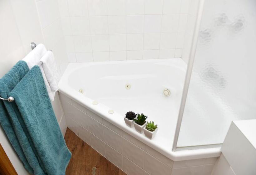 استراحتگاه Riverside Cabin Park