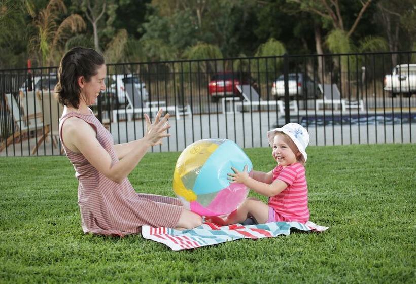 استراحتگاه Riverside Cabin Park