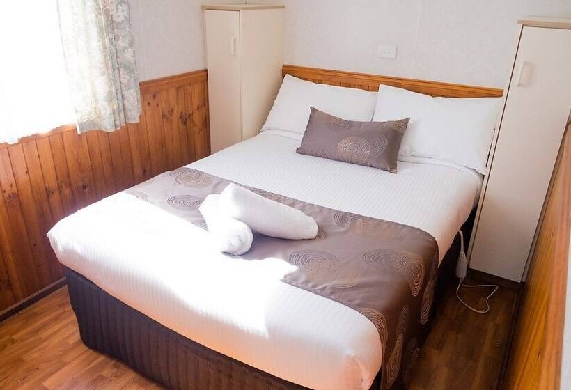 استراحتگاه Riverside Cabin Park