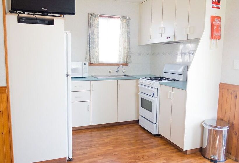 אתר נופש Riverside Cabin Park