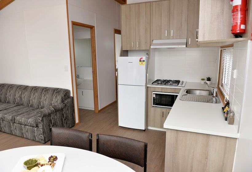 استراحتگاه Riverside Cabin Park