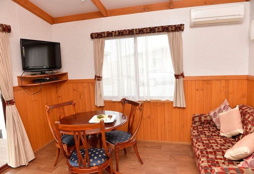 استراحتگاه Riverside Cabin Park