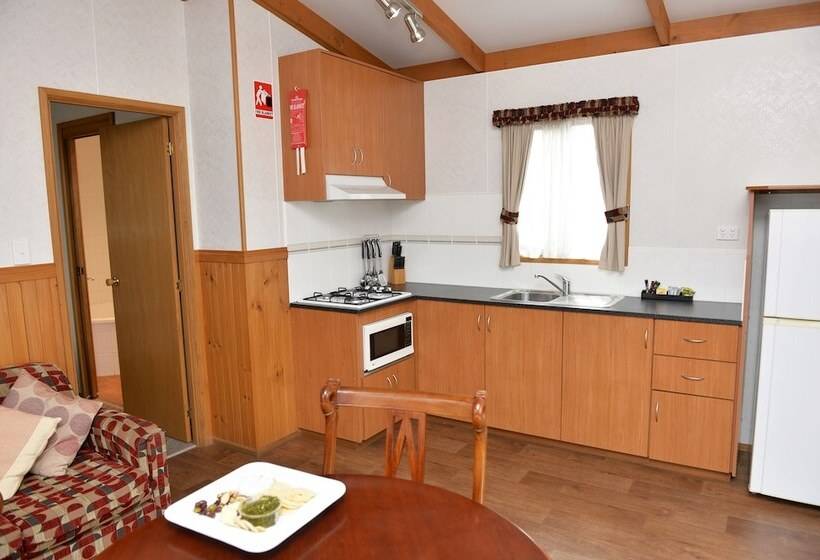 استراحتگاه Riverside Cabin Park