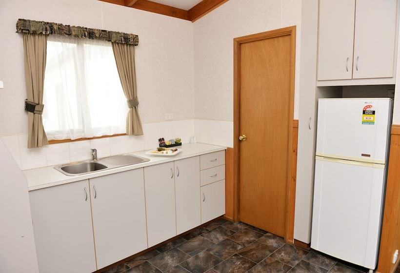 استراحتگاه Riverside Cabin Park