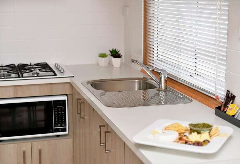 استراحتگاه Riverside Cabin Park