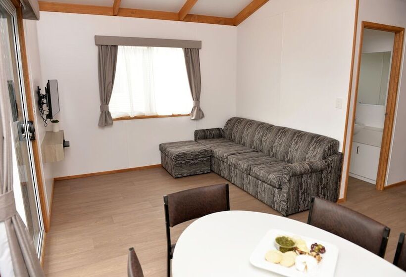 استراحتگاه Riverside Cabin Park