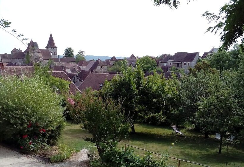 مبيت وإفطار Les Perluetes