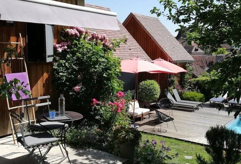 مبيت وإفطار Les Perluetes