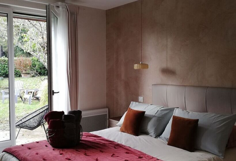 مبيت وإفطار Les Perluetes