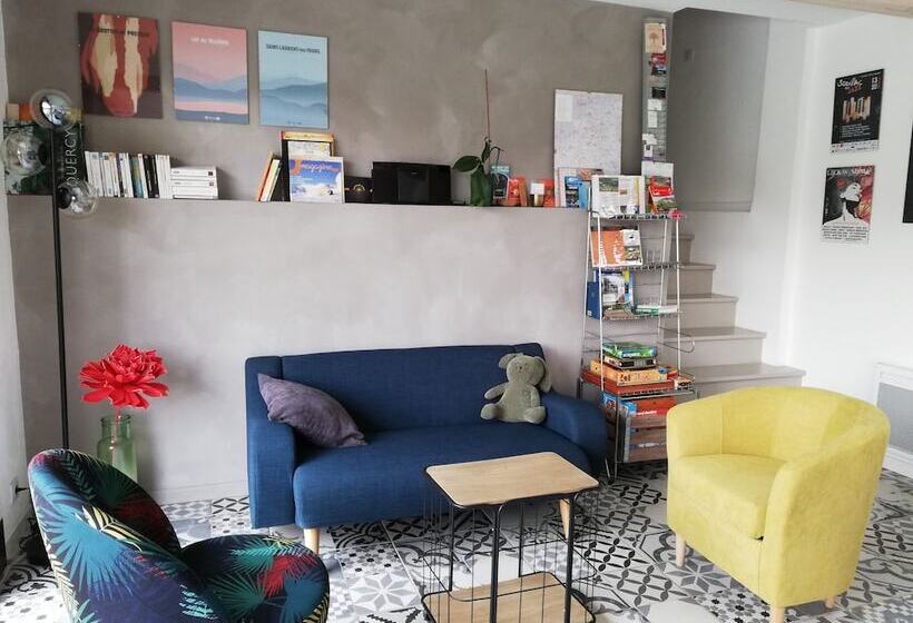 مبيت وإفطار Les Perluetes