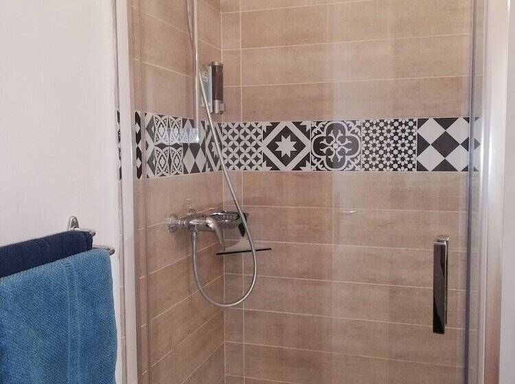 مبيت وإفطار Les Perluetes