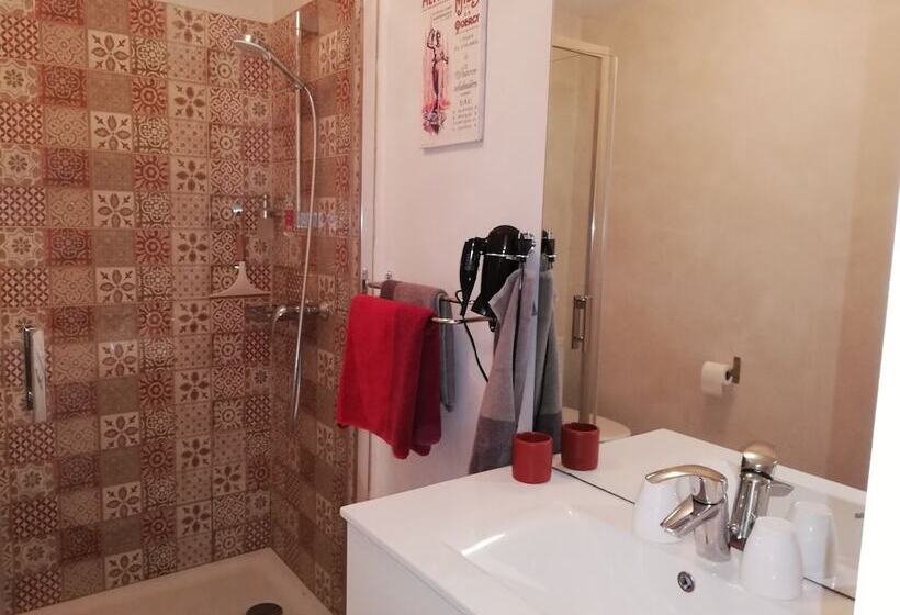 مبيت وإفطار Les Perluetes