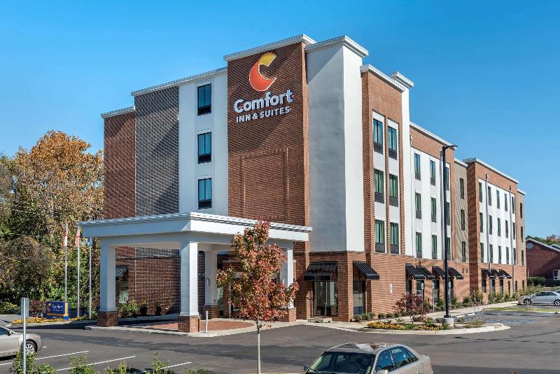 Отель Comfort Inn & Suites Downtown Near University