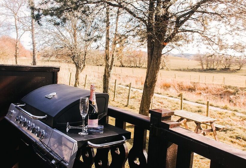 Отель Keer Side Lodge, Luxury Lodge With Private Hot Tub At Pine Lake Resort