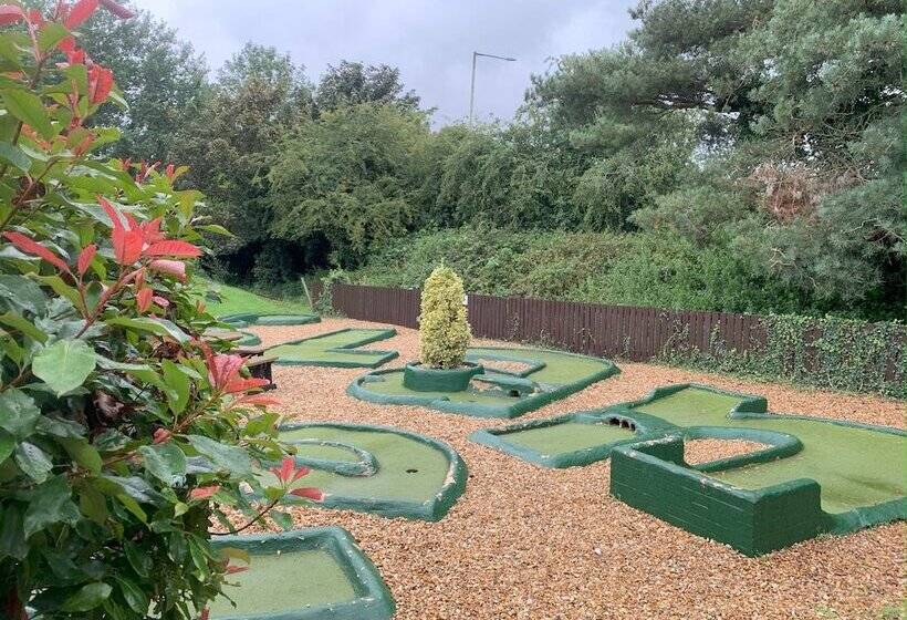 ホテル Keer Side Lodge, Luxury Lodge With Private Hot Tub At Pine Lake Resort