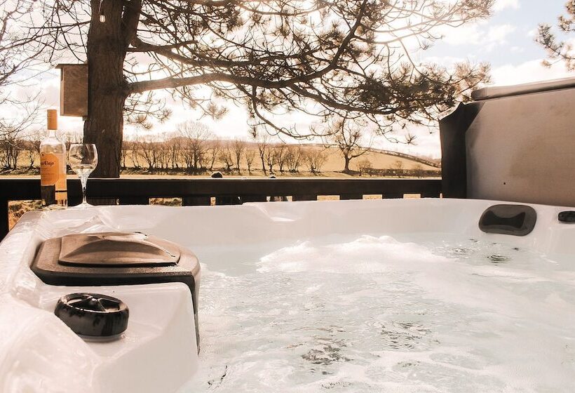 ホテル Keer Side Lodge, Luxury Lodge With Private Hot Tub At Pine Lake Resort