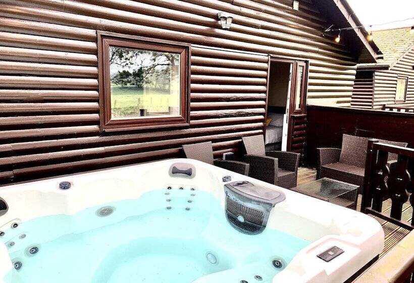 ホテル Keer Side Lodge, Luxury Lodge With Private Hot Tub At Pine Lake Resort