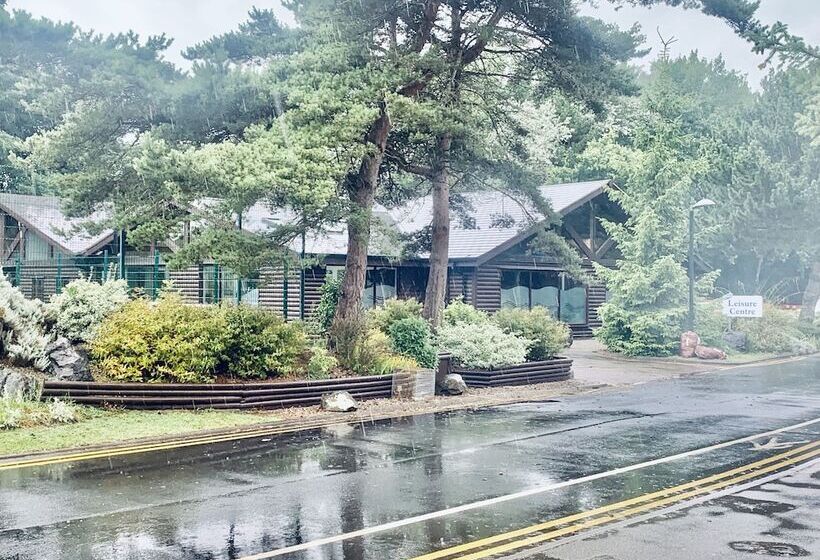 ホテル Keer Side Lodge, Luxury Lodge With Private Hot Tub At Pine Lake Resort