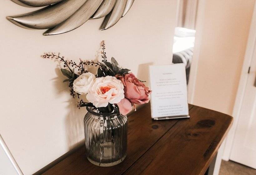 ホテル Keer Side Lodge, Luxury Lodge With Private Hot Tub At Pine Lake Resort