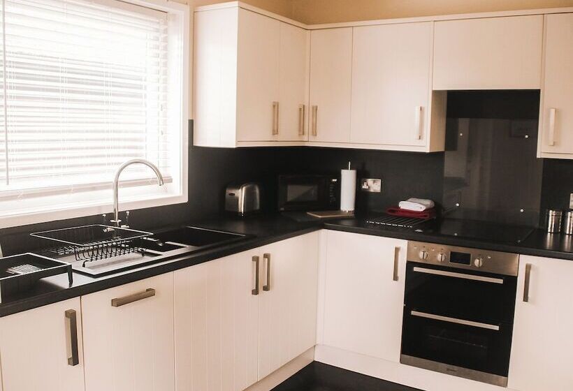 ホテル Keer Side Lodge, Luxury Lodge With Private Hot Tub At Pine Lake Resort