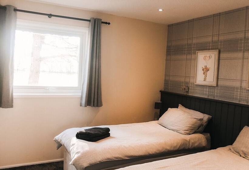 ホテル Keer Side Lodge, Luxury Lodge With Private Hot Tub At Pine Lake Resort