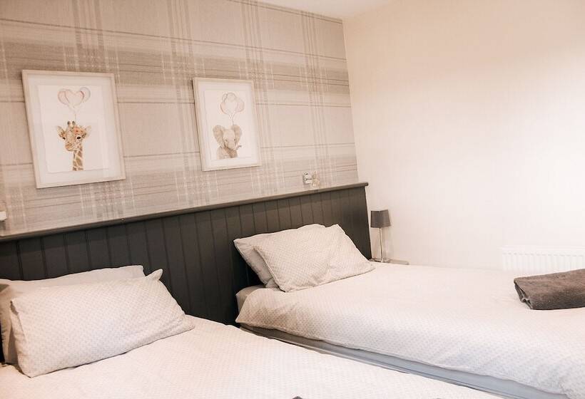 ホテル Keer Side Lodge, Luxury Lodge With Private Hot Tub At Pine Lake Resort