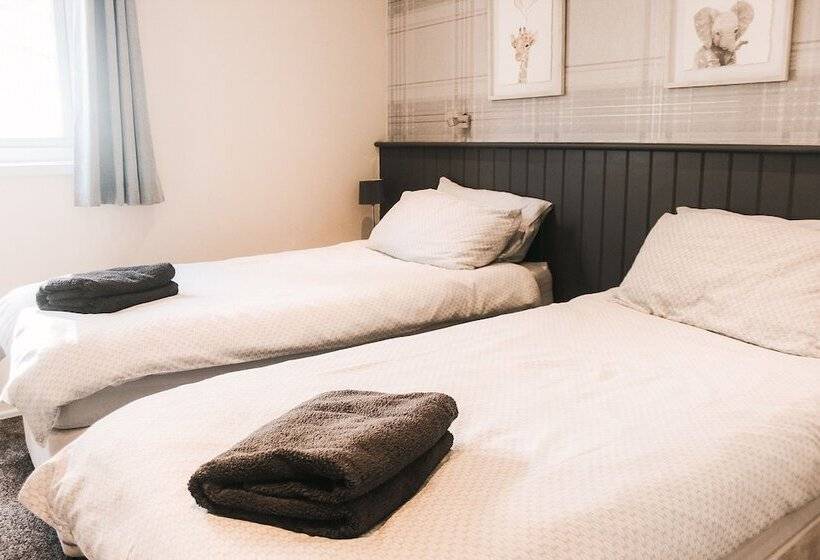 ホテル Keer Side Lodge, Luxury Lodge With Private Hot Tub At Pine Lake Resort