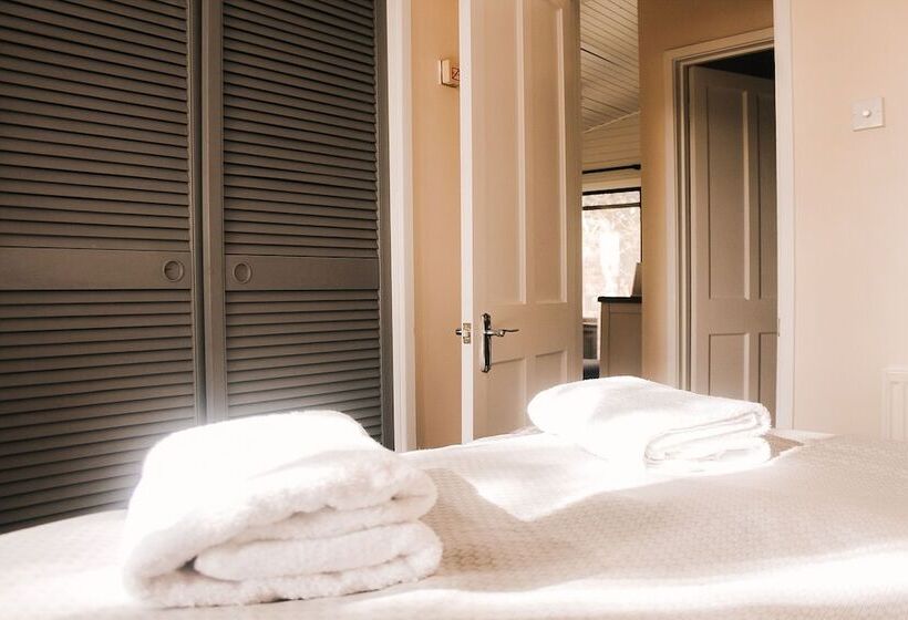 ホテル Keer Side Lodge, Luxury Lodge With Private Hot Tub At Pine Lake Resort