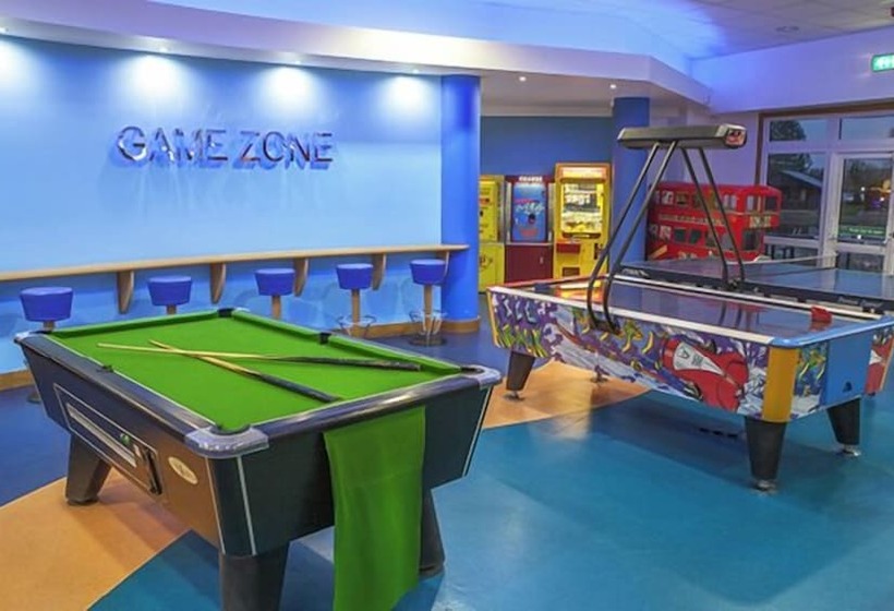 ホテル Keer Side Lodge, Luxury Lodge With Private Hot Tub At Pine Lake Resort