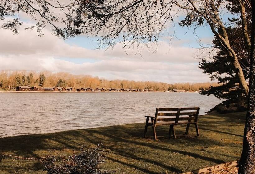 ホテル Keer Side Lodge, Luxury Lodge With Private Hot Tub At Pine Lake Resort