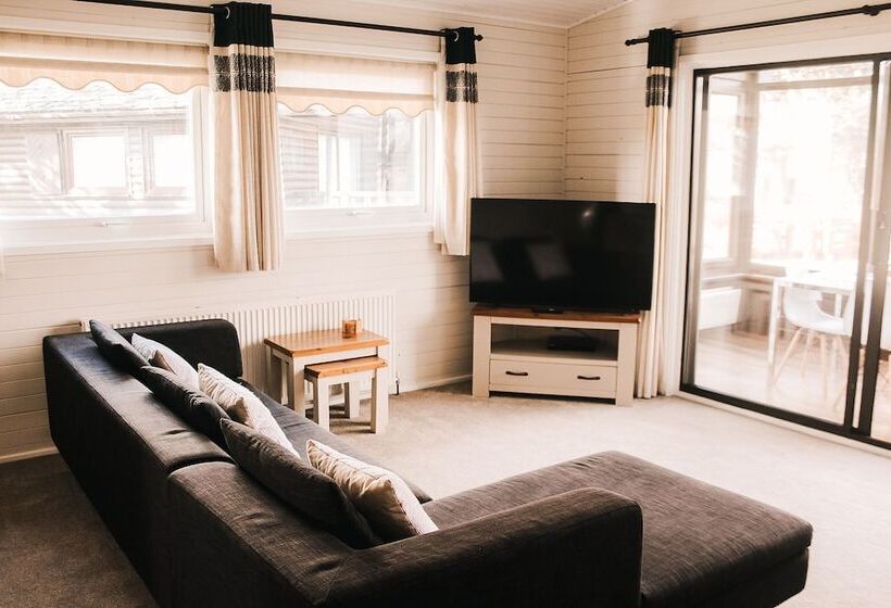 ホテル Keer Side Lodge, Luxury Lodge With Private Hot Tub At Pine Lake Resort