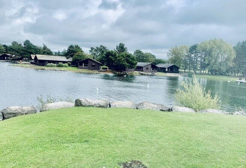 Отель Keer Side Lodge, Luxury Lodge With Private Hot Tub At Pine Lake Resort