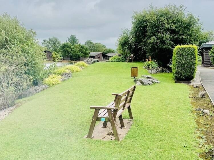 ホテル Keer Side Lodge, Luxury Lodge With Private Hot Tub At Pine Lake Resort