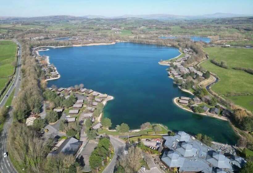 ホテル Keer Side Lodge, Luxury Lodge With Private Hot Tub At Pine Lake Resort