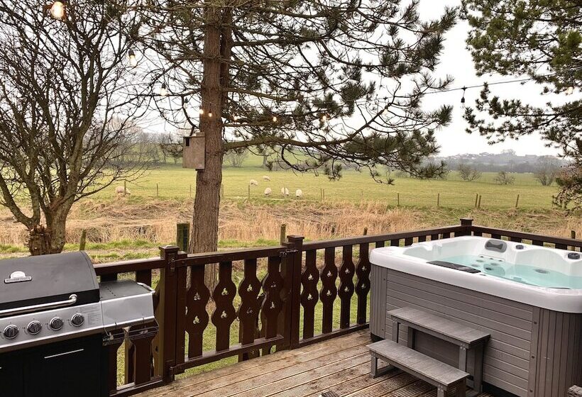 Отель Keer Side Lodge, Luxury Lodge With Private Hot Tub At Pine Lake Resort