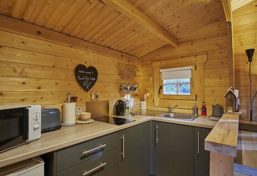 Punch Tree Lodge For Couples, Wood Burning Hot Tub