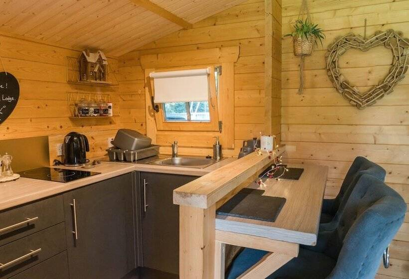 Punch Tree Lodge For Couples, Wood Burning Hot Tub