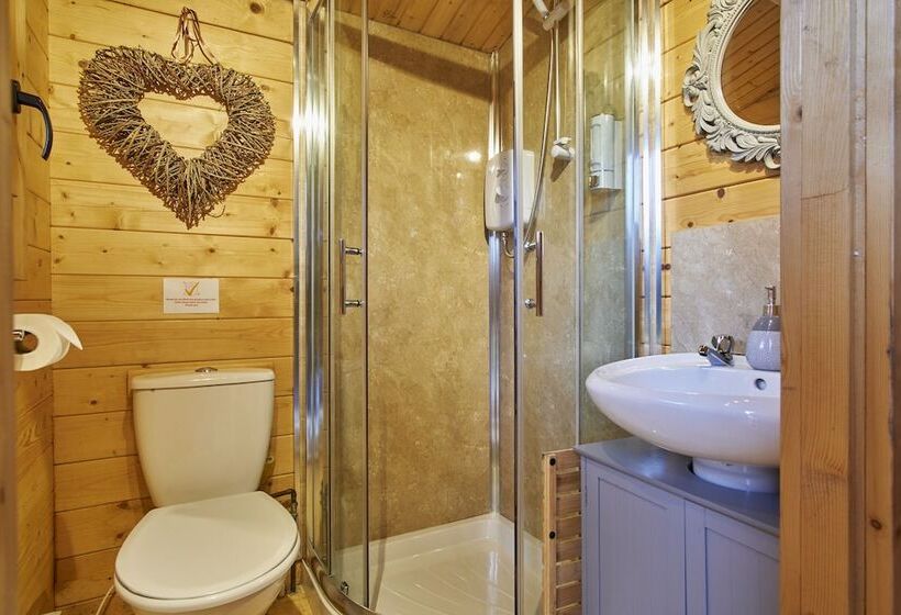 Punch Tree Lodge For Couples, Wood Burning Hot Tub