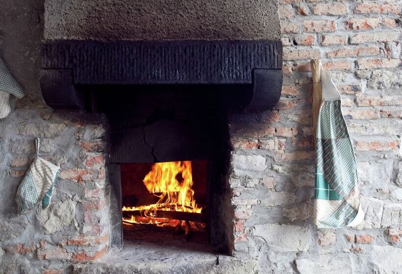 Spacious Cottage In Castelfranco Piandisco With Terrace