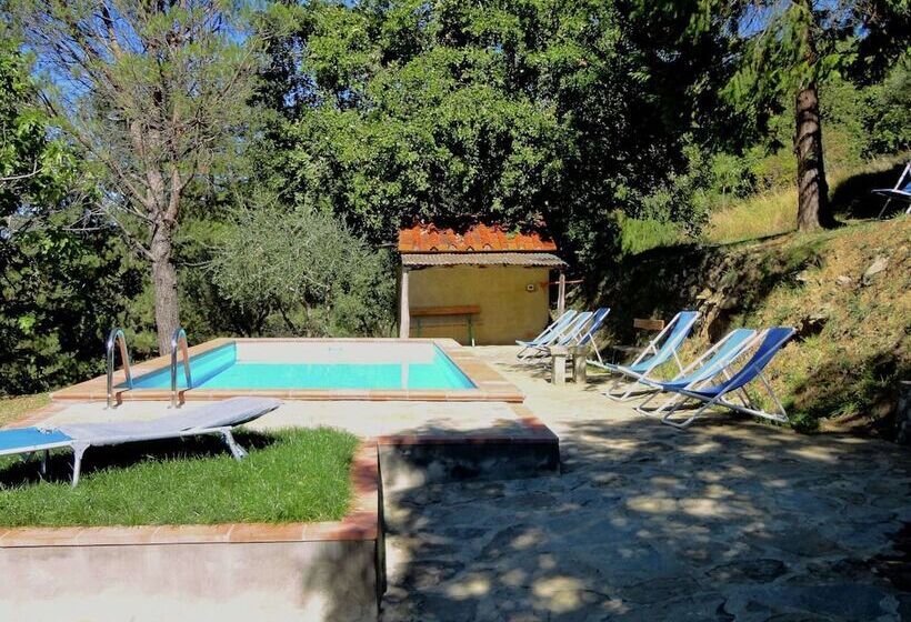 Spacious Cottage In Castelfranco Piandisco With Terrace