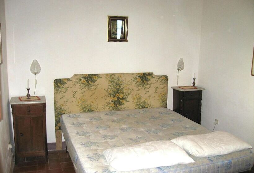 Spacious Cottage In Castelfranco Piandisco With Terrace