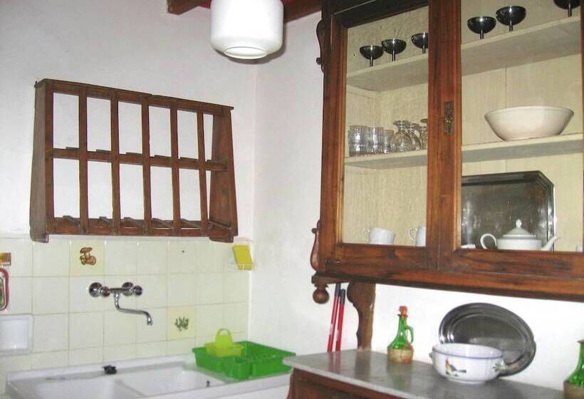 Spacious Cottage In Castelfranco Piandisco With Terrace