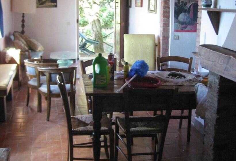 Spacious Cottage In Castelfranco Piandisco With Terrace