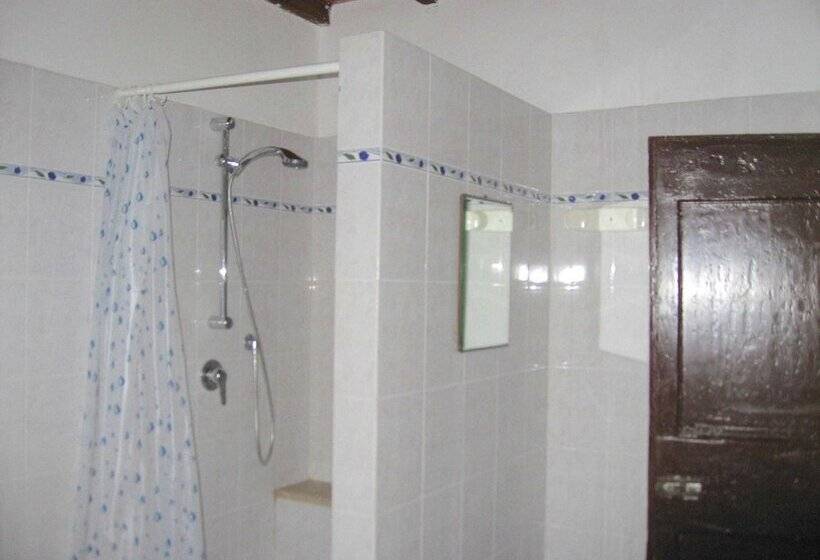 Spacious Cottage In Castelfranco Piandisco With Terrace