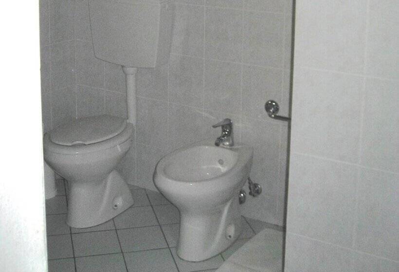 Spacious Cottage In Castelfranco Piandisco With Terrace