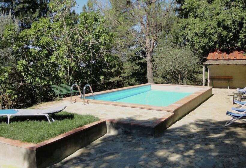 Spacious Cottage In Castelfranco Piandisco With Terrace