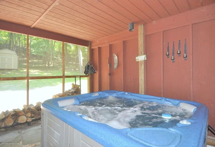 Sqyrls Nest 3br Retreat With A Hot Tub